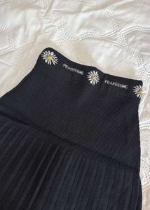 Black Daisy Print Pleated Skirt