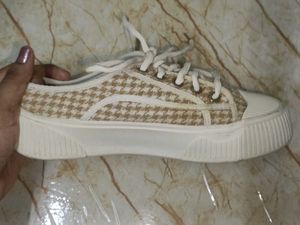 Houndstooth Print Lace-Up Sneakers