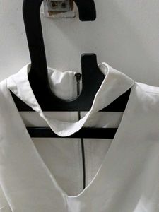 Chic White Cropped V-Neck Top