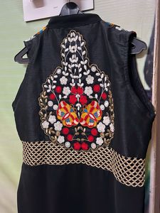 Embroidered Sleeveless Kurta