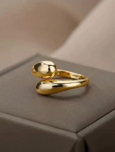 Elegant Gold Teardrop Ring