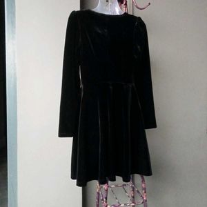Elegant black velvet long sleeve dress