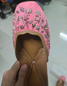 Pink Embroidered Juttis