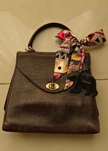 Chic Croc-Embossed Handbag with Scarf Accent