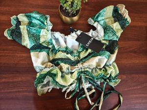 🌿Cute 💕 Shein Green Patterned Top