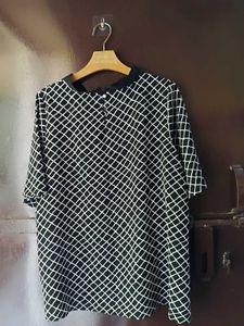 Black and white Patterned top