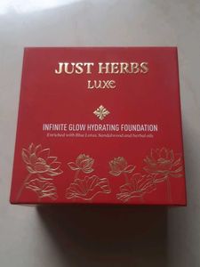 NEW TAG Luxe Hydrating Foundation