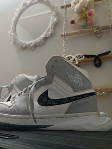 Unisex Air Jordan 1 Mid Sneakers
