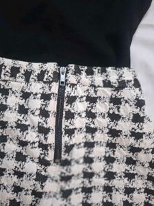 Chic Houndstooth Sheath skirt