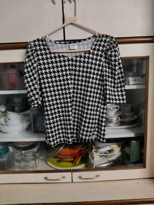Houndstooth Print Puff Sleeve Top