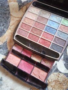 Eyeshadow Palette with Mirror