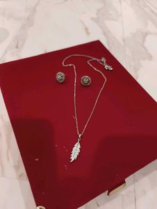 Elegant Leaf Pendant Necklace &amp; Earring Set