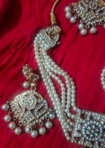 Exquisite Pearl and Crystal Necklace Set