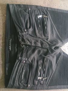 zipper  jeans.
