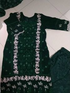 Elegant Green Dupatta with White Lace