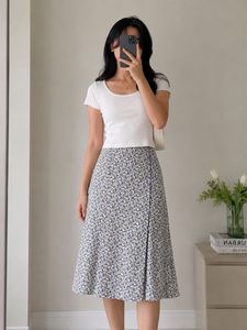 A-line skirt with slit