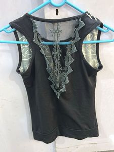 Sleeveless Black &amp; White Patterned Top