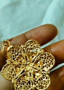 Exquisite Gold-Tone Floral Pendant