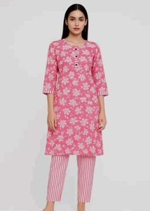 Pink Floral Kurta Set pant have only one pocket