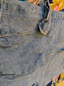 Stylish Light Wash Ripped Cargo Jeans