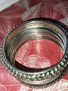 Set of Elegant Bangles(2 heavy+6 plain)