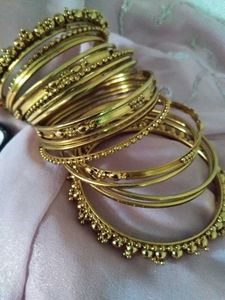 one hand churi gold pleated