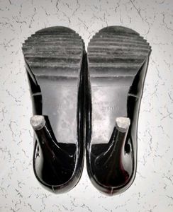 heels black colour