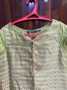 Avasa Brand Green Kurthi