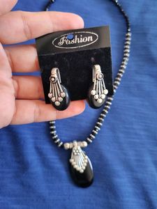 Unused Elegant Black Pendant Necklace Set