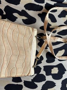 Chic Beige Croc-Embossed Crossbody Bag