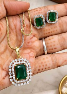Elegant Emerald &amp; Diamond Necklace Set