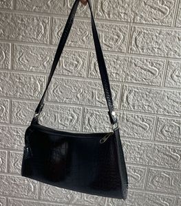 trendy sling black with portable space