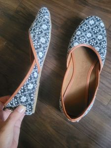 Embroidered Juttis