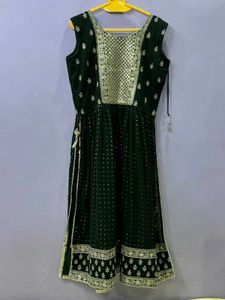Elegant Green Kurta Set with Gold Embellishments