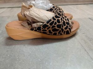 Stylish Giraffe Print Slides