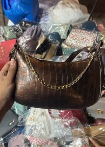 Chic Croc-Embossed Shoulder Bag