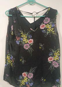 Chic Black Floral Sleeveless V-Neck Top