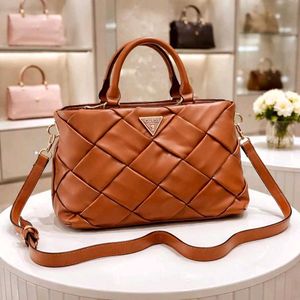 GUESSZAINA MEDIUM SATCHEL HAND BAG