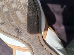 Embellished Juttis/Mojaris - White