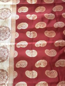 Elegant Maroon Paisley Saree with Blouse piece.