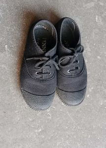 Black tennis shoes
