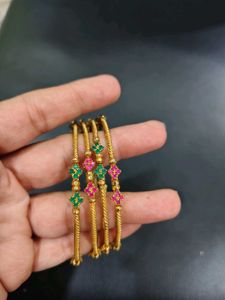 Set of 4 Gold-toned Bangles