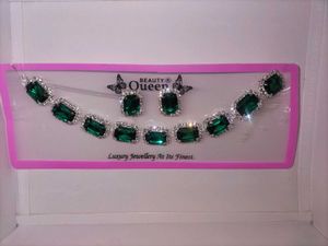 Stunning Emerald and Crystal Necklace Set