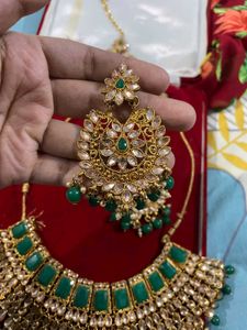 Exquisite Emerald and Gold Indian Jewelry Set