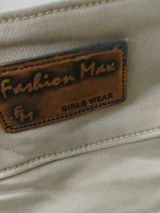 Chic Beige High-Waist Jeans