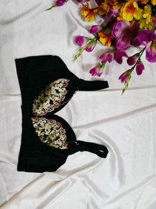 🇳🇿💫🎀Elegant Black Bra with Gold Embroidery