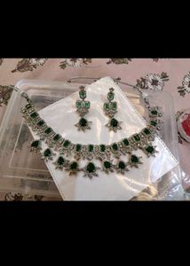 Stunning Emerald &amp; Diamond Necklace Set