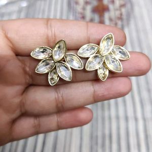 W Jewelry Gold Flower Earrings