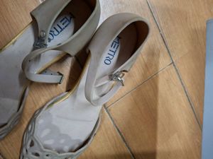 Women Sandal N Beelies