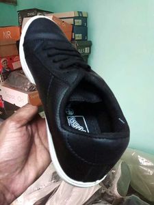 NEW NO USED CASUAL SHOES FOR MEN AND WOMEN.